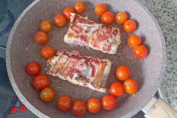 Fisch im Speckmantel mit Tomaten