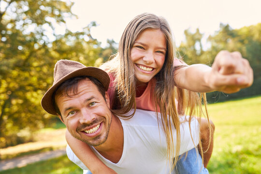 M&auml;dchen freut sich beim Huckepack tragen