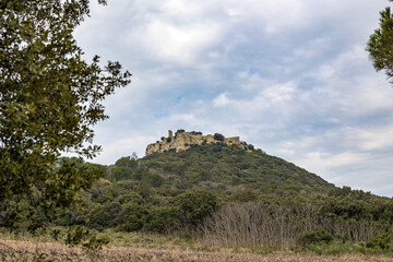 Fototapeta na wymiar Vue sur le Château de Gicon depuis un chemin de randonnée (Occitanie, France)