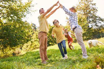 Kinder beim Wettlauf in der Natur im Park