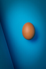 Jajko na błękitnym tle jako element wielkanocny
