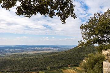 Vue sur Bagnols-sur-C&egrave;ze depuis la Ch&acirc;teau de Gicon (Occitanie, France)