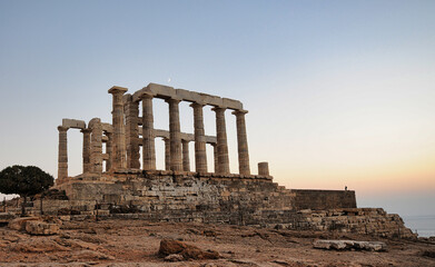 Obraz premium Famous Greek temple Poseidon, Cape Sounion in Greece