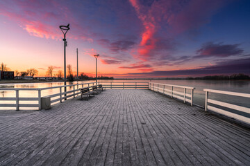 Obraz premium A beautiful, sunny and frosty morning at a small lake in the town of Znin.