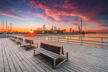 Fototapeta premium A beautiful, sunny and frosty morning at a small lake in the town of Znin.