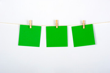 Tres post its verdes colgados para ejercicio, estrategia o trabajo en equipo, conceptos a tratar.