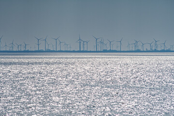 Windpark an der Nordseeküste Schleswig-Holsteins bei Büsum