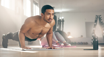 Obraz premium Every workout counts. Shot of a young male athlete working out at the gym.