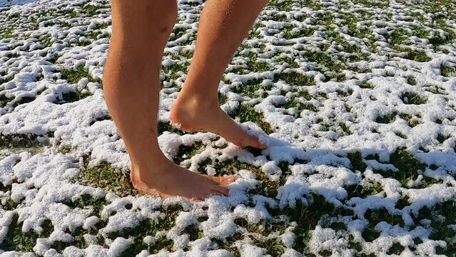 Marche pied nu dans la neige fondue. Neige fondu par le soleil avec une personne marchant dedans.