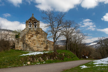 Fototapeta na wymiar Iglesia de San Cosme y San Damián (Villaverde de Hito -- Cantabria)