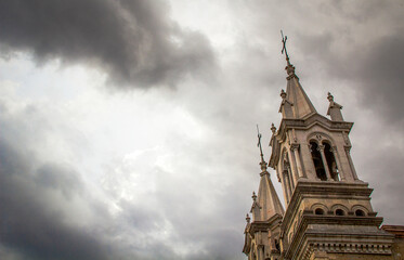 Fototapeta na wymiar Catredal nublada.