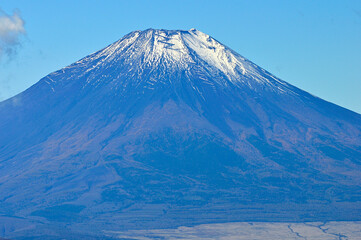 丹沢の檜洞丸から望む初冬の富士山
