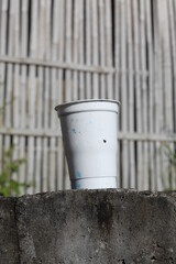 Naklejka premium used plastic cups on concrete