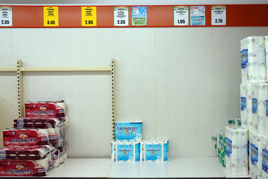 Hamsterkäufe im Supermarkt - Toilettenpapier wird Mangelware