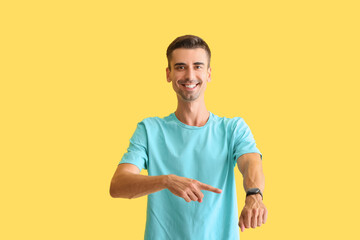 Handsome man with smartwatch on color background