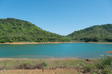 Obraz premium Beautiful natural scenery of mountains and lake