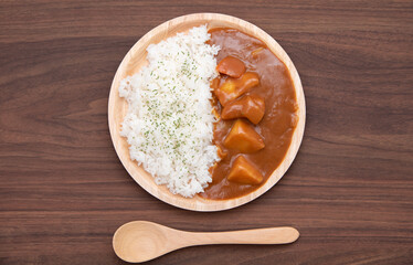 木皿と木製スプーンで食べるカレーライス