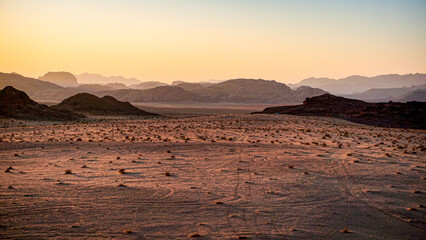 Fototapeta na wymiar sunset in the biggest desert in jordan - wadi ram
