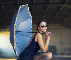 Goth ballerina holding parasol and wearing sunglasses posing in abandoned building - obrazy, fototapety, plakaty
