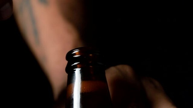 destapando una cerveza 