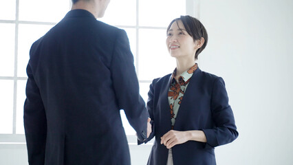 握手をするビジネスウーマン