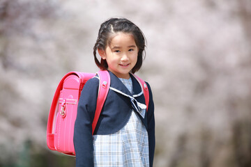 ランドセルを背負う女の子
