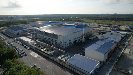 Obraz premium Kuching, Sarawak Malaysia - April 7th 2022: The Samajaya Light Industrial Zone where all the major electronics, solar and semiconductor plants are located