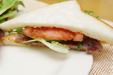 食パンを使った自家製ハンバーガー