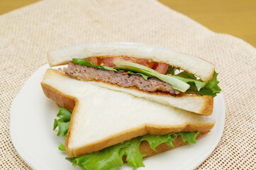 食パンを使った自家製ハンバーガー