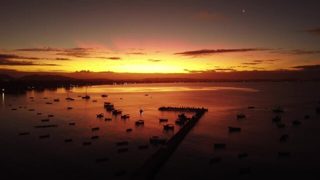 P&ocirc;r do sol no porto da barra em Arma&ccedil;&atilde;o dos B&uacute;zios
