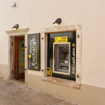ATM Bankomat und Wechselstube f&uuml;r Touristen in der Altstadt von Krk in Kroatien