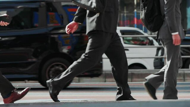 通勤ラッシュで仕事に向かう日本人ビジネスマン