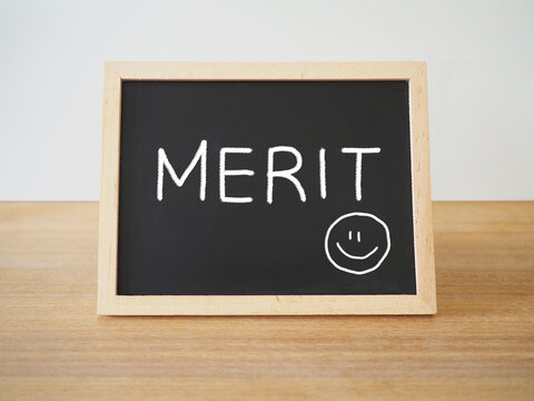 メリット（Merit）とチョークで書かれた黒板
