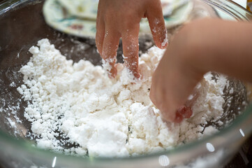 小麦粉をこねる