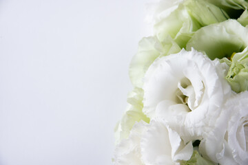 白い花　花束　トルコギキョウ