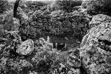 choza junto al dolmen de san martin