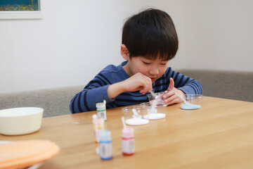 落書きせんべいを楽しむ男の子