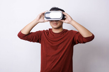 Fototapeta premium Asian man using Virtual Reality 