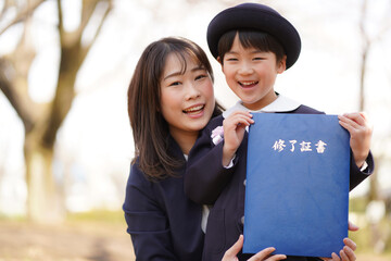 修了証書を持つ親子