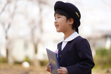 修了証書を持つ男の子