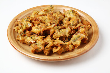 Fried onion pakora or Pyaj Pakoda also known as Crispy Kanda bhaji /Bhajji / bajji, favourite Indian Tea-Time snack during the rainy season. served with tomato ketchup
