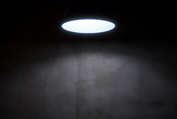 Fototapeta na wymiar The lamp illuminated the black wall