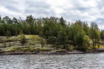 Obraz premium Ladoga Skerries National Park. Beautiful autumn view of Lake Ladoga in the Republic of Karelia.