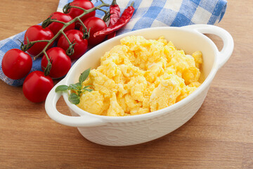 Scrambledd egg in the bowl