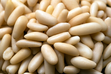 Primo piano di pinoli sgusciati freschi, cibo vegetariano 