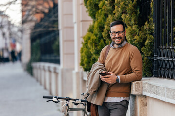 Portrait of joyful, caucasian man, waiting for his friends to arrive at the meet up.
