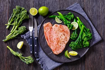 Foto op Canvas fried tuna steak with boiled broccolini and lime © myviewpoint