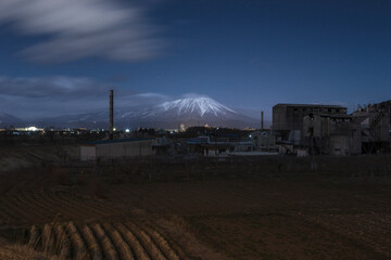 夜の岩手山（都南大橋）