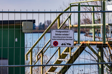 German sign do not enter private property, vehicles parked without authorization will be towed away