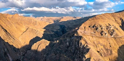 Photo sur Plexiglas Vinicunca Ananiso Canyon entre Vinicunca et Palccoyo Rainbow Mountains au Pérou